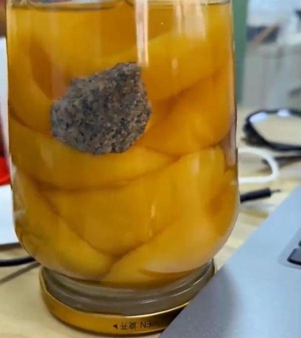 厂家回应黄桃罐头中含有石头：是中华麦饭石，有很多功效