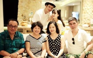 黄晓明晒与家人过年照,你和你的家人是如何过年的?