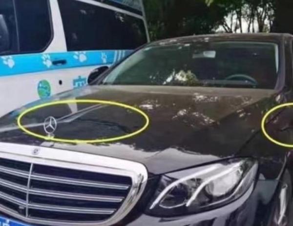 大妈嫌车辆妨碍跳广场舞，划伤多辆奔驰车