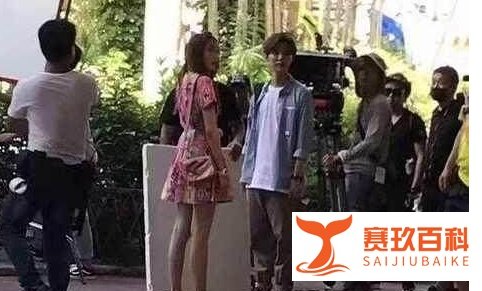 鹿晗关晓彤陈赫夫妇同游日本 抽烟被逮到 网友不高兴了
