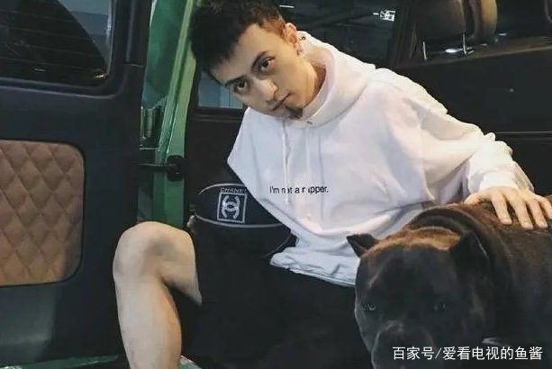 养了门客50人陪打篮球,一年零花钱1个亿,王思聪不敢惹的秦奋到底是谁?
