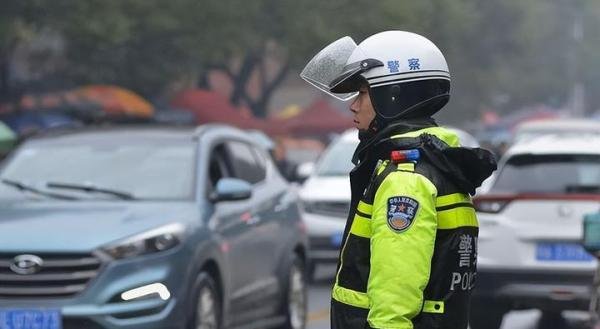 骑车男子遇检查冲卡,被辅警推下斜坡摔倒,网友对处理结果有异议