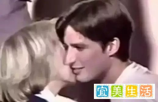 法国史上最年轻总统-马克龙告诉你：“我为什么娶这个大我24岁的女人…”
