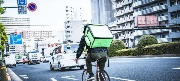 日本中高年工薪阶层也开始转送外卖了