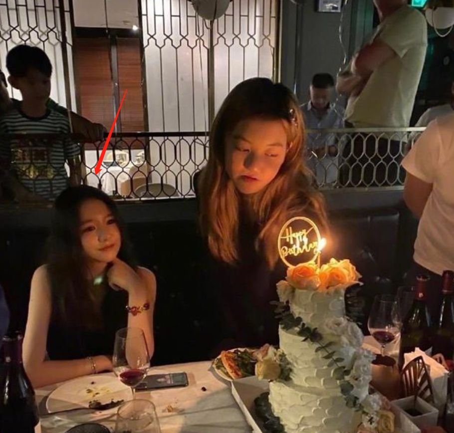 周巴黎是谁的女儿?