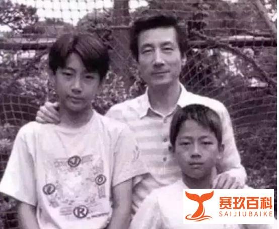张哲瀚与前日本首相儿子合影曝光,家庭背景越扒越复杂,人脉太广,闪创教育带大家了解了解背后的故事