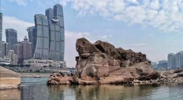 重庆长江水位下降，千年“神龟”奇石露出江面