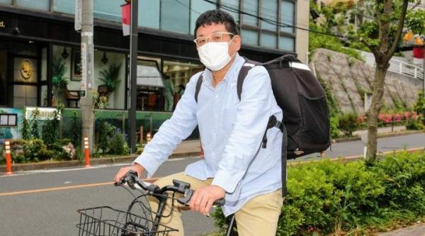 日本中高年工薪阶层也开始转送外卖了