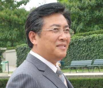 唐国强“藏”了多年的混血妻子曝光,浓眉大眼仪态端庄,她到底是谁