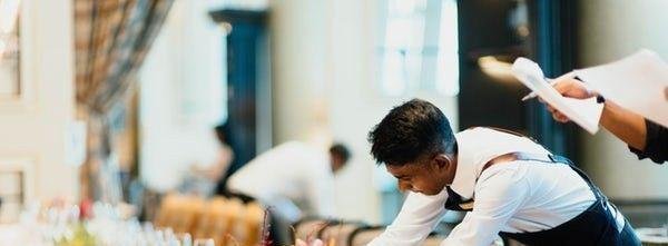 为什么大学生兼职最好不要去当服务员？