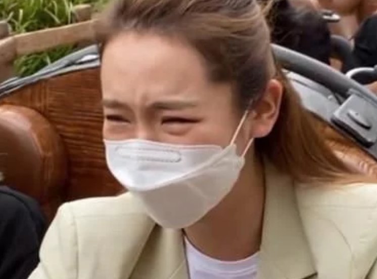 李承铉直拍戚薇坐过山车，戚薇坐过山车全程是何表情？