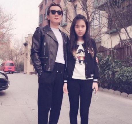 李咏为什么一家去美国？