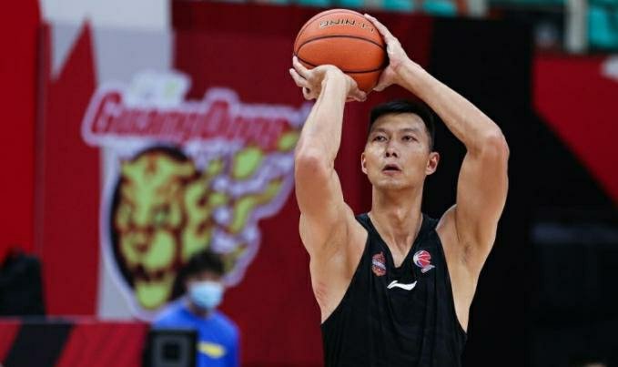 你如何看待易建联与广东男篮以C类合同续约一年这件事呢?