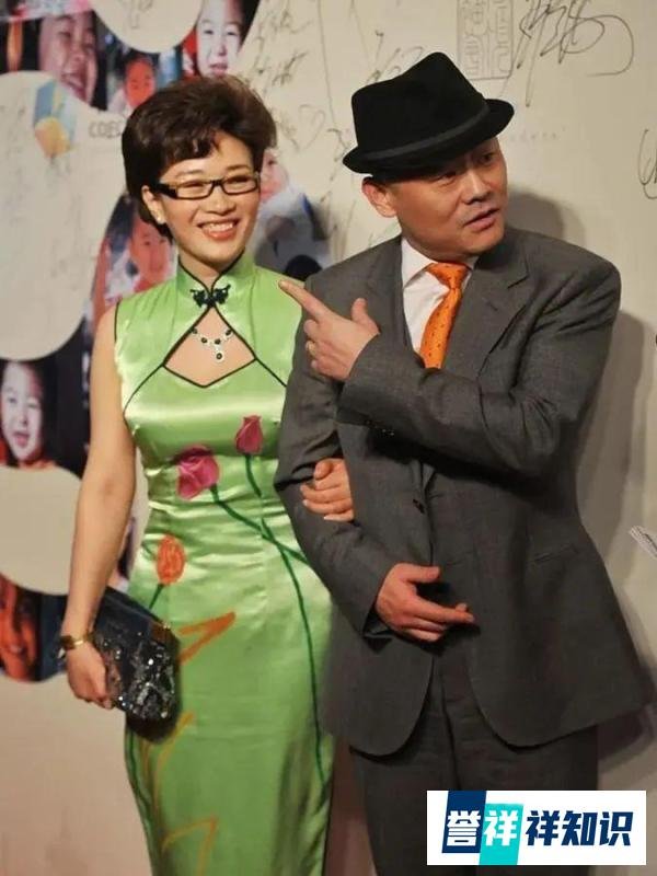 享受生活,周立波婚姻稳定,携老婆胡洁各处游玩,变得低调而内敛