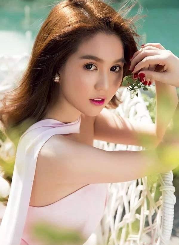 越南“第一美女”邓玉贞,高颜值好身材,她值不值得这个称呼?