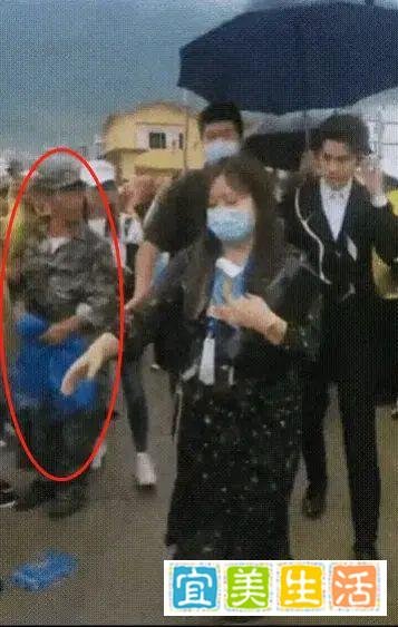吴亦凡下乡慰问，保镖开路，推开抗洪战士引众怒