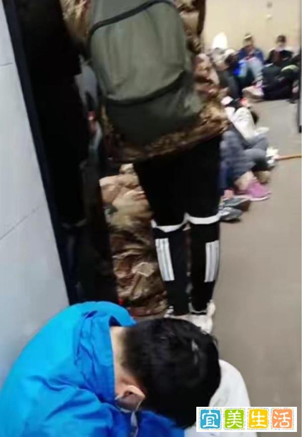 泰山顶上游客挤厕所过夜，是旅游还是去受罪？