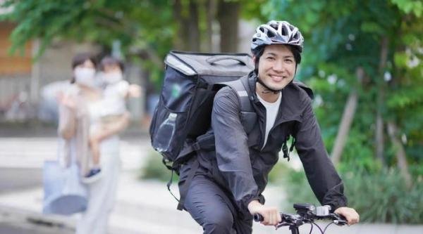 日本中高年工薪阶层也开始转送外卖了