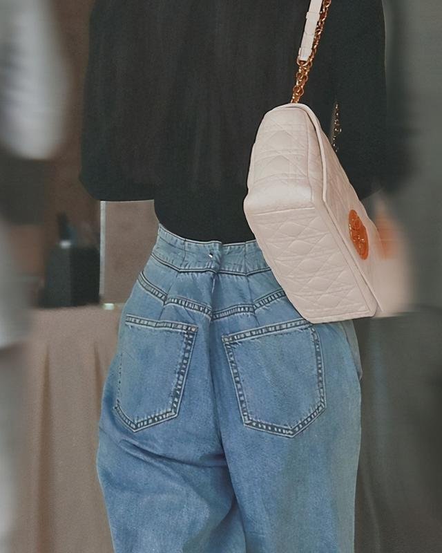 赵丽颖离婚后首次现身，暴瘦到别针收裤腰，究竟是为戏瘦身还是为情所伤？