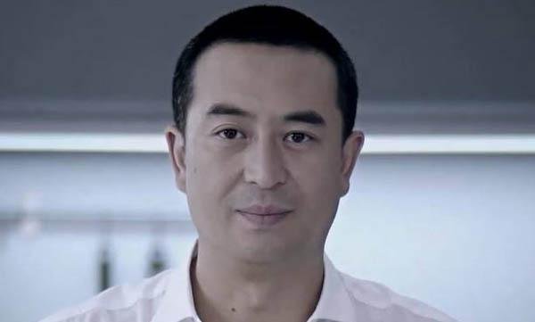 蜗居里的宋思明扮演者张嘉译在现实生活中是一个什么样的人？