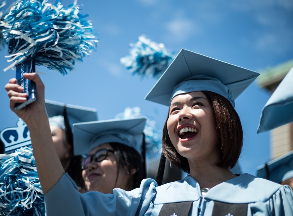 西安市,毕业典礼上父母穿儿子学士服圆梦,他们当初为何没有上大学?