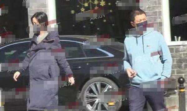 李亚鹏官宣结婚当爸!与老婆拍民族风结婚照,晒一家三口握手照