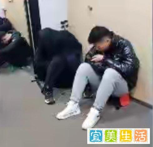 泰山顶上游客挤厕所过夜,是旅游还是去受罪?