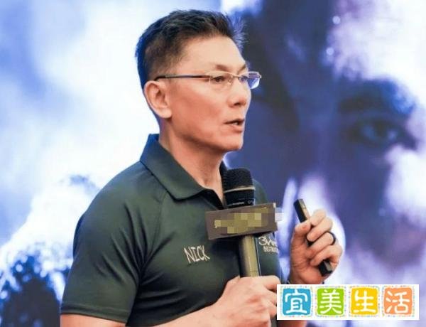 专家声称不要为了钱去选择工作,年轻人看后怒了:站着说话不腰疼