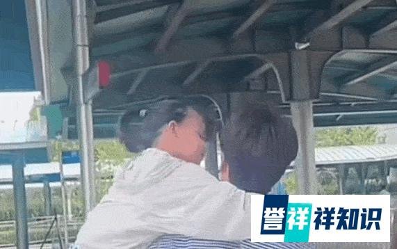 韩安冉吐槽环球影城3小时花8000，4岁半女儿与后爸亲嘴被质疑