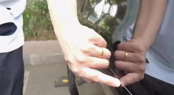 大妈嫌车辆妨碍跳广场舞，划伤多辆奔驰车