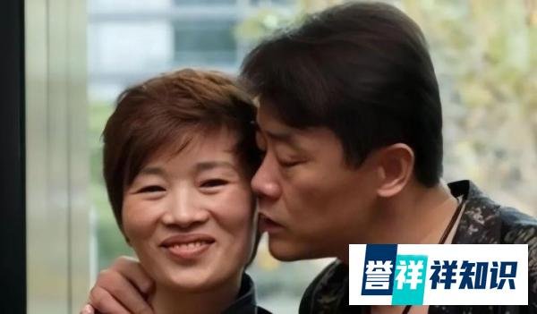 享受生活,周立波婚姻稳定,携老婆胡洁各处游玩,变得低调而内敛