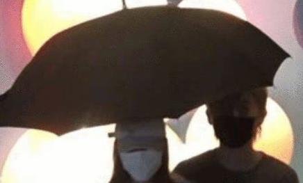 周扬青从网红到明星,回应与男子撑伞搂肩,《阳光姐妹淘》首秀
