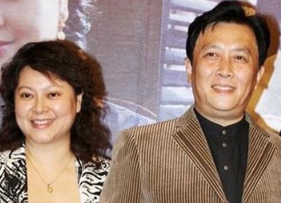 唐国强“藏”了多年的混血妻子曝光,浓眉大眼仪态端庄,她到底是谁
