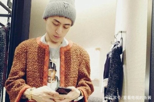 养了门客50人陪打篮球,一年零花钱1个亿,王思聪不敢惹的秦奋到底是谁?