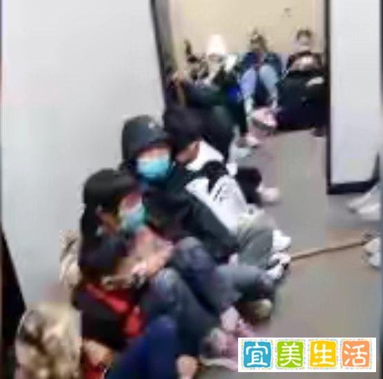 泰山顶上游客挤厕所过夜,是旅游还是去受罪?