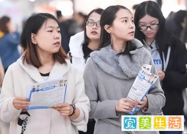 专家声称不要为了钱去选择工作,年轻人看后怒了:站着说话不腰疼