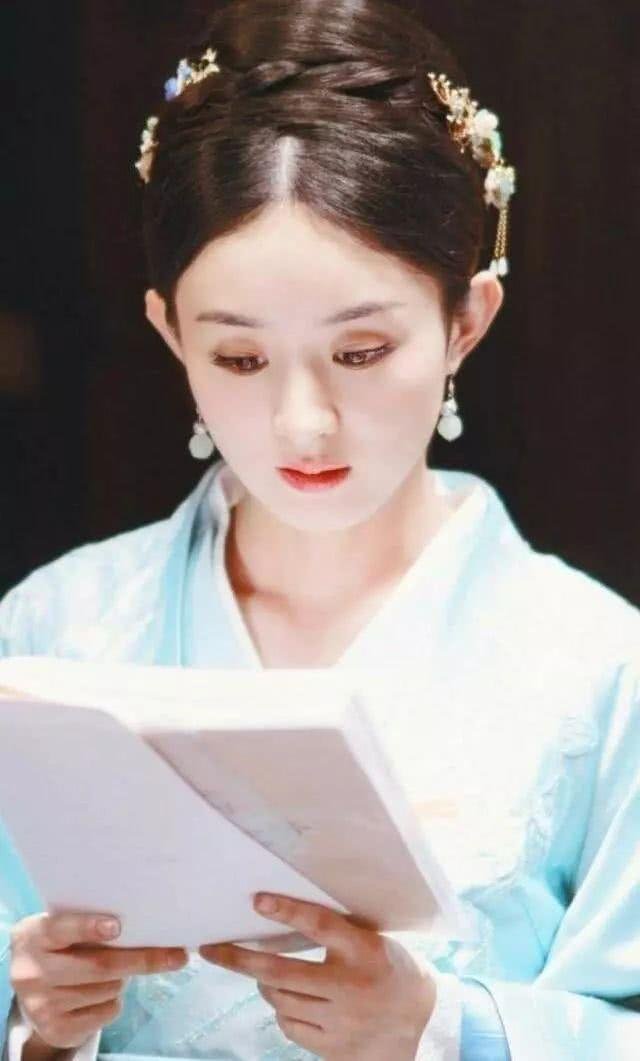 赵丽颖离婚后首次现身,暴瘦到别针收裤腰,究竟是为戏瘦身还是为情所伤?