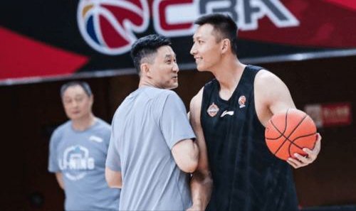 你如何看待易建联与广东男篮以C类合同续约一年这件事呢？