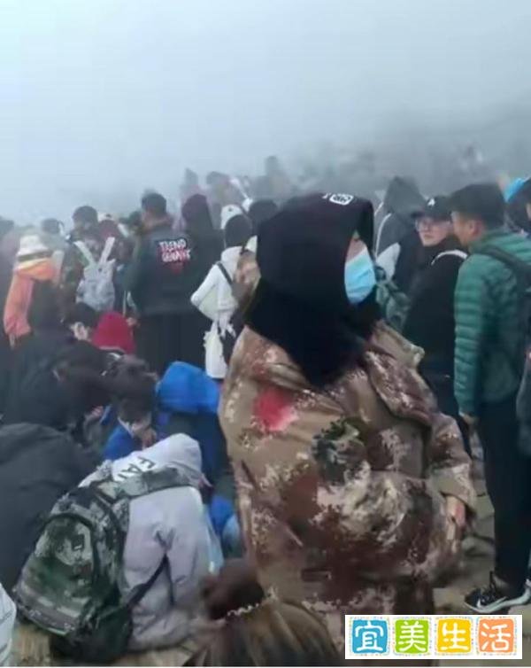 泰山顶上游客挤厕所过夜,是旅游还是去受罪?